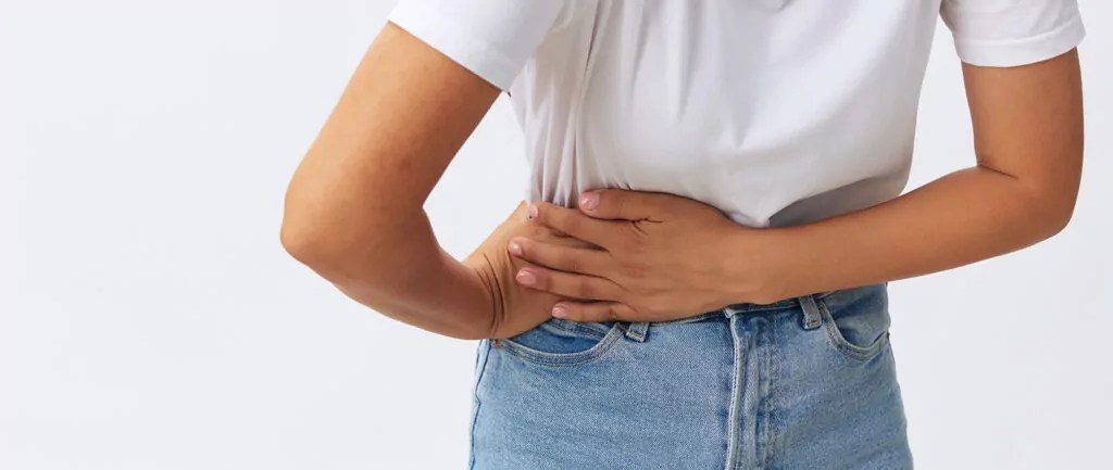بعد كم ساعة تظهر أعراض التسمم الغذائي؟ وما الفرق بينه وبين النزلة المعوية؟