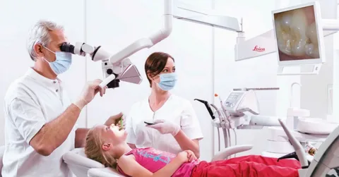 ما هو ميكروسكوب الأسنان وما هي استخداماته وفوائده في علاج جذور الأسنان؟