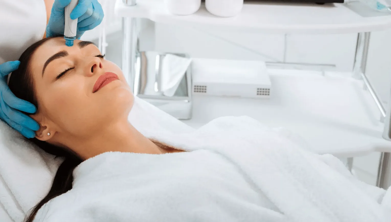 ما هي استخدامات هيدرافيشيال للوجه وكيف يتم إجراؤه وما أهم فوائده للبشرة؟
