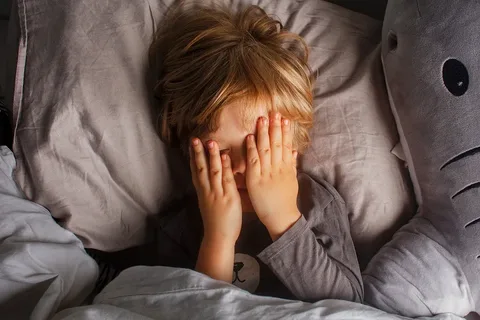 ما هي أعراض الانفصام وأنواعه عند الأطفال والبالغين؟