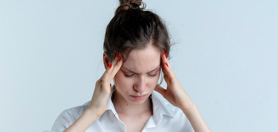 هل صداع مفاجئ علامة على نزيف المخ؟ الأعراض والأسباب والعلاج