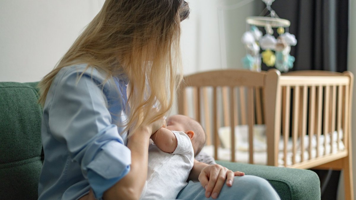 ما هي فوائد الرضاعة الطبيعية والمدة الطبيعية لها؟ وكيفية حل مشاكلها؟