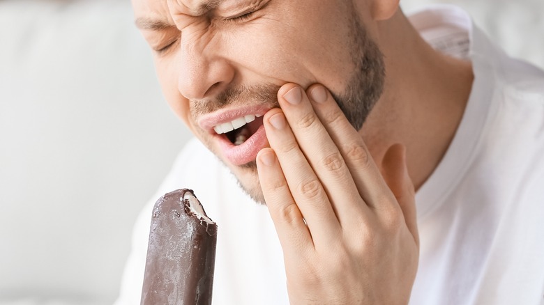 كل ما تريد معرفته عن علاج حساسية الاسنان واسبابها