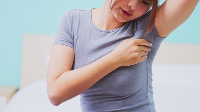 أورام تحت الإبط: الأسباب الخطيرة والبسيطة ومتى تحتاج لطبيب؟